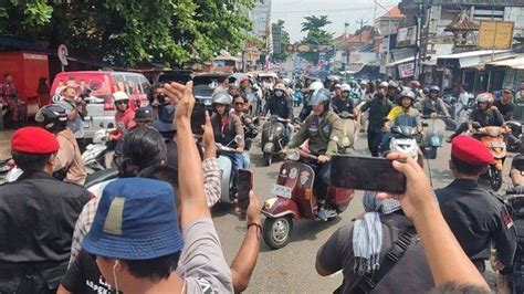 Ganjar Pranowo Naik Vespa Saat Datangi Pasar Induk Kajen Pekalongan