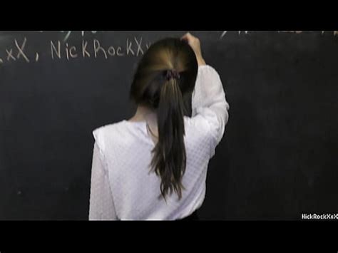 Compañero de clase tímido chupa la gran polla del maestro después de clase años XVIDEOS