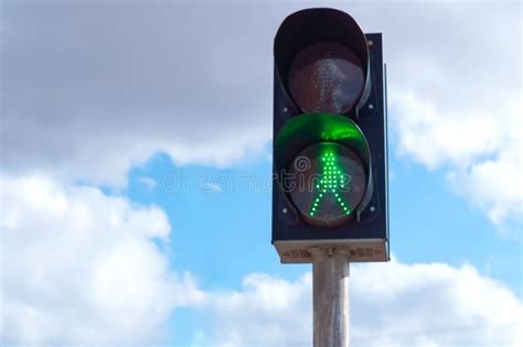 Hombre Verde Brillante En El SemÃforo SemÃforo Verde Imagen de