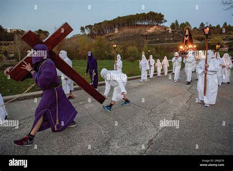 Un Penitente De La Hermandad De La Santa De La Vera Cruz Lleva Una Cruz