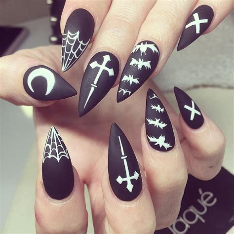 Spiky Nails Give A Dark Witch Looking Effect Gothic Nails Cute