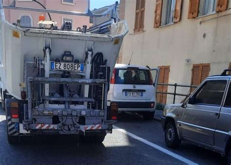 Incidente Tra Bus E Mezzo Raccolta Rifiuti In Corso Europa