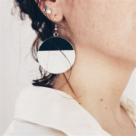 Grande boucle d oreille en cuir noir et blanc gravé ATOUM Lo s Bijoux