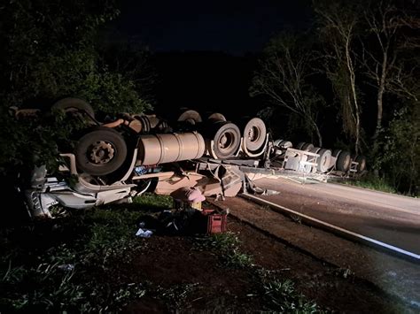 Caminhão que transportava placas de MDF tomba e interdita rodovia PR