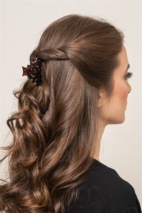 6 Claw Clip Hairstyles Inspo For Your Next Effortless Updo All Things Hair Us