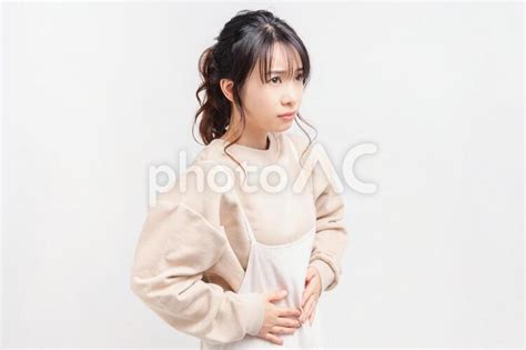 お腹に手を当てる若い女性 No 4163006｜写真素材なら「写真ac」無料（フリー）ダウンロードok