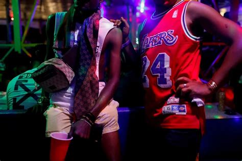 La policía de Nigeria irrumpió en una boda gay y arrestó a personas Infobae