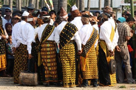 Pakaian Adat Suku Flores Ilmu