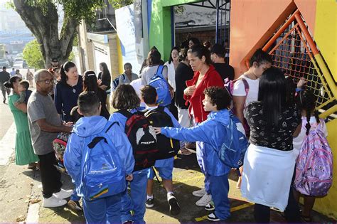 Prefeitura de São Bernardo inicia ano letivo de 2024 uniforme e