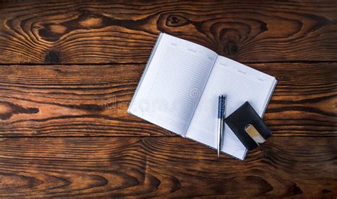 Libro De Copias En Blanco Con L Piz Sobre Mesa De Madera Foto De