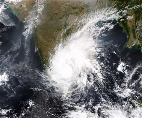 Cyclone Nivar Updates तमिलनाडु पुडुचेरी के बाद कर्नाटक से टकराएगा