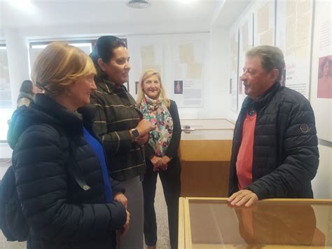 Bajo Pluma De Mujer Ofrece En Santa Marta De Tormes La