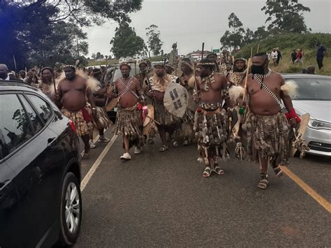 Watch Hundreds Of Amabutho Accompany Zulu King S Body Into The Palace