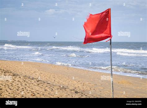 Rote Warnflagge Am Strand Fotos Und Bildmaterial In Hoher Aufl Sung