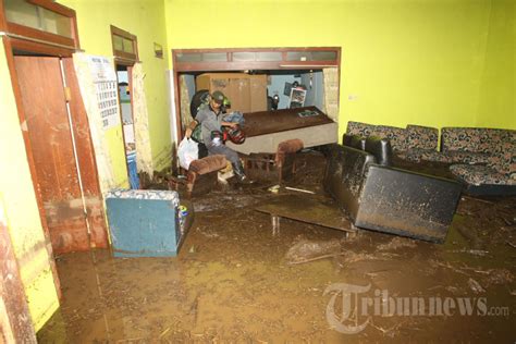 Banjir Bandang Terjang Kota Batu Malang Foto Tribunnews