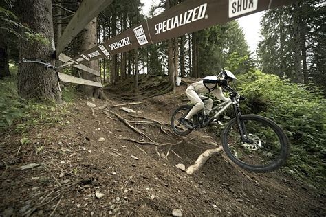 MTB Rider TRAILS SHREDDEN UND FESTIVALSTIMMUNG BEIM LEGENDÄREN