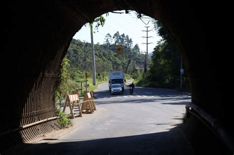 Obras da BR 470 deixam túnel da rua Samuel Morse interditado