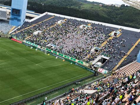 Organizada Do Palmeiras Protesta Contra Leila E Barros Antes De