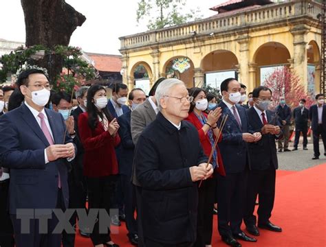 Le Leader Nguyen Phu Trong Fait Offrande De Baguettes D Encens La