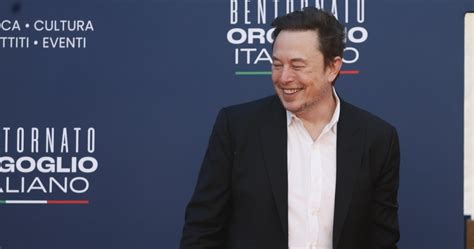 Atreju Elon Musk Spiazza Tutti Come Si Presenta In Sala Il Tempo