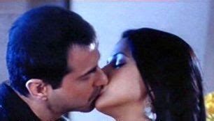 Bollywood Paradize Hot Bollywood Kisses