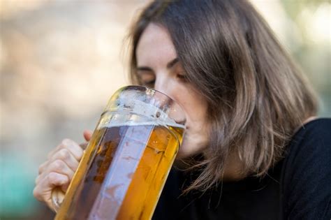 Retrato De Mujer Joven Bebiendo Cerveza En El Bar Foto Premium