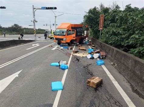 闖紅燈！台61線大貨車與曳引車碰撞 物品散落一地 社會 自由時報電子報