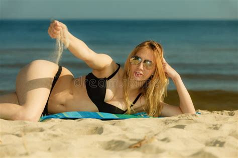 Donna In Bikini Che Prende Il Sole E Che Si Rilassa Sulla Spiaggia Immagine Stock Immagine Di