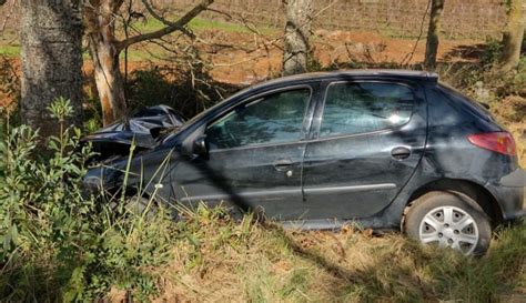 Quatro Pessoas Ficam Feridas Ap S Ve Culo Sai Da Pista E Colidir Em