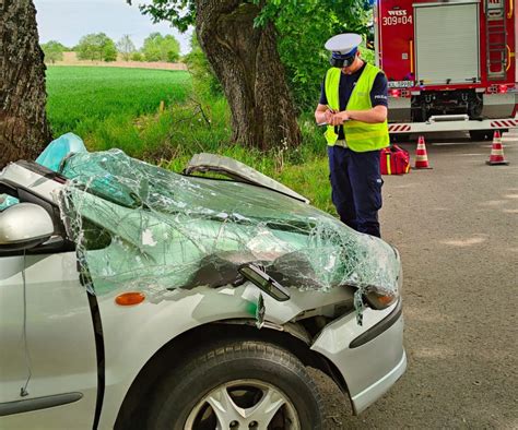 Śmiertelny wypadek pod Barczewem Auto uderzyło w drzewo Olsztyn