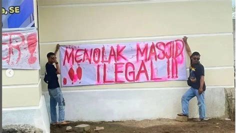 VIRAL Spanduk Menolak Pembangunan Masjid Yang Disebut Ilegal Tribun