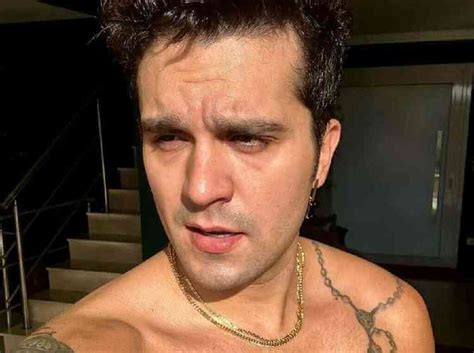 Luan Santana Tira Camisa Exibe Peitoral Peludo E Volume Na Bermuda