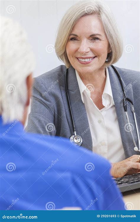 El Doctor De Sexo Femenino Mayor With Male Patient Imagen De Archivo