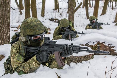 Стрелки на позиции с коллиматорным прицелом ПК120 на автомате АК-12 ...