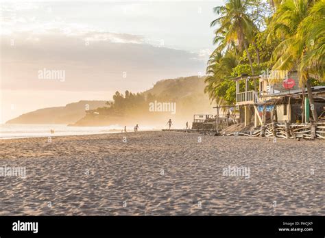 Una Vista Típica En El Zonte En El Salvador Fotografía De Stock Alamy