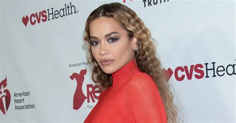 Rita Ora sjell një fotografi provokuese me bikini Insajderi