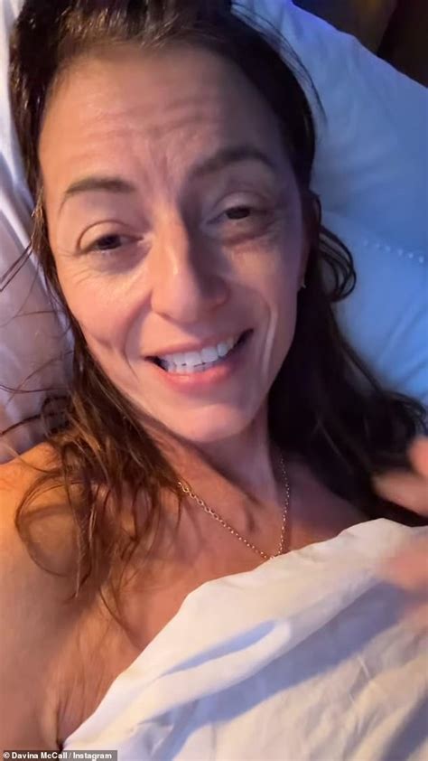 A chorosa Davina McCall posta uma atualização em vídeo dez dias depois