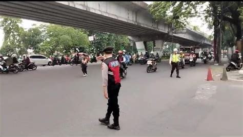 Personel Samapta Polres Metro Jakarta Barat Berikan Pelayanan