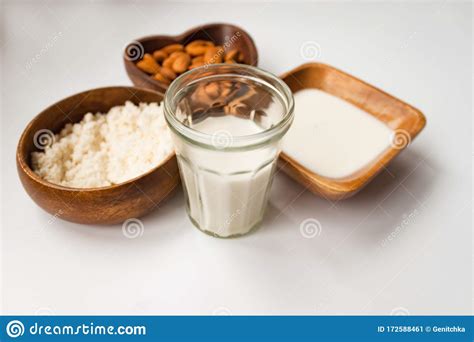 Leche De Almendras Casera En Un Vaso Almendras Leche Y Nuez Exprimida