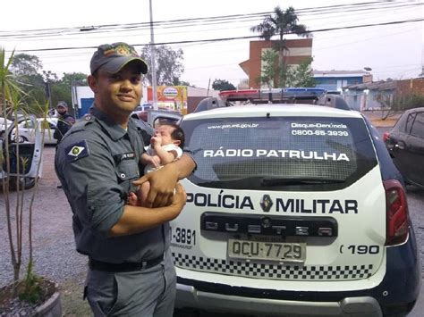 Policiais salvam bebê de 10 dias que engasgou leite materno Única