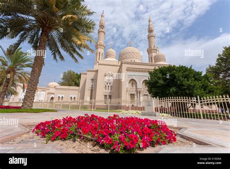 Jumeirah Mosque, a magnificent example of Modern Islamic architecture ...