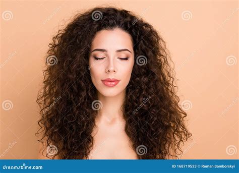 Sluiten Van Foto S Mooi Verbazingwekkend Ze Haar Vrouwtjes Ogen Gesloten Gezonde Brunette