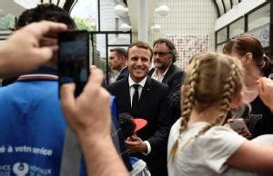 Macron denuncia a un fotógrafo por acoso durante sus vacaciones en