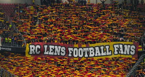 Lens la belle communion avec les supporters après la victoire contre