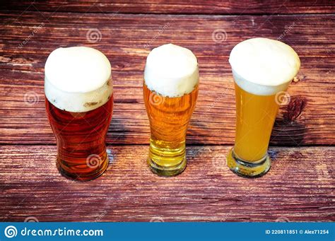 Drie Glazen Van Verschillende Soorten Lichte Bier Zitten In Een Rij Op