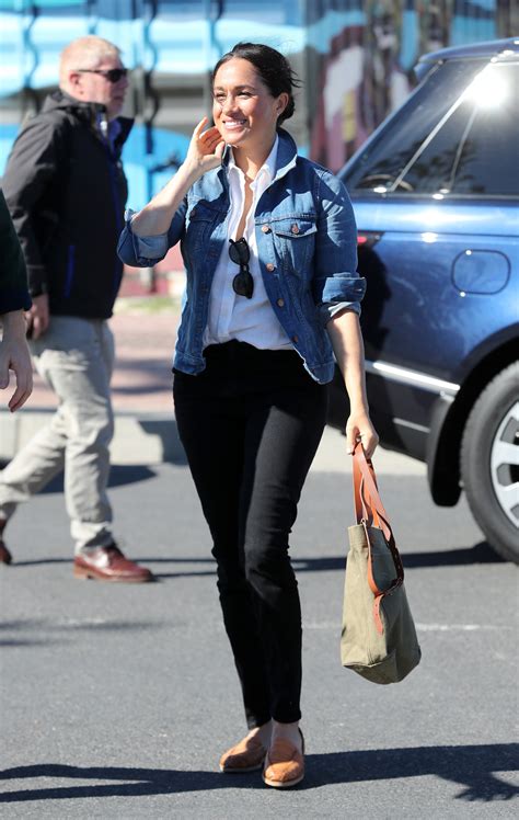 Jean Jacket Outfits The Jean Jacket Outfits Celebrities Swear By Glamour