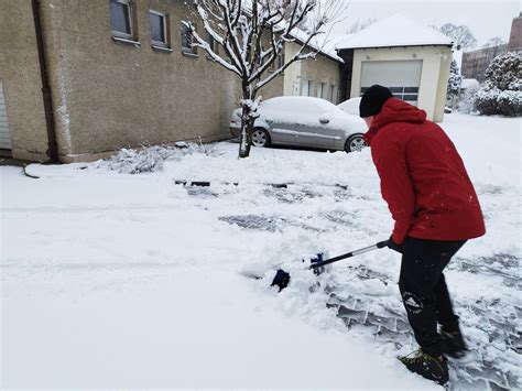 Zima na Opolszczyźnie Trudne warunki na drogach zasypane ch Radio