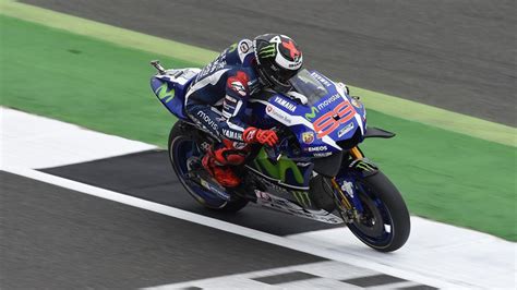 Jorge Lorenzo consigue la pole en casa de Valentino Rossi y Márquez se