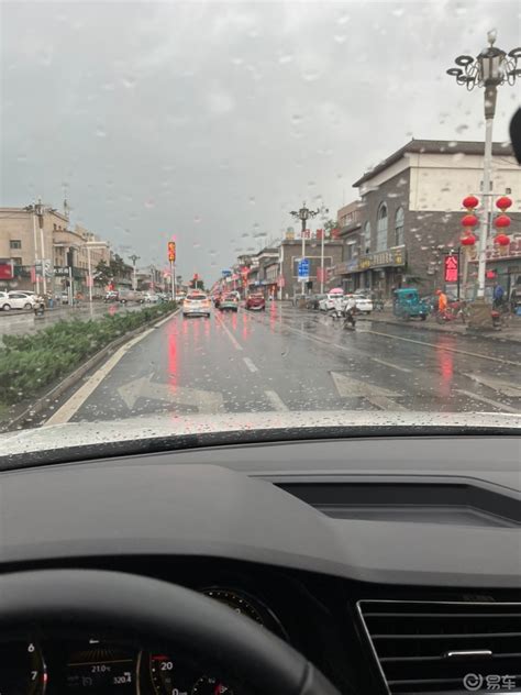 暴雨季用车技巧 雨天双手要保持平衡握住方向盘，保持直线行驶，防止侧滑的发生。 途观l社区 易车社区