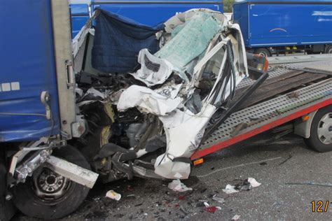 Unfall auf der A4 bei Eisenach In Lkw geknallt 27 Jähriger stirbt